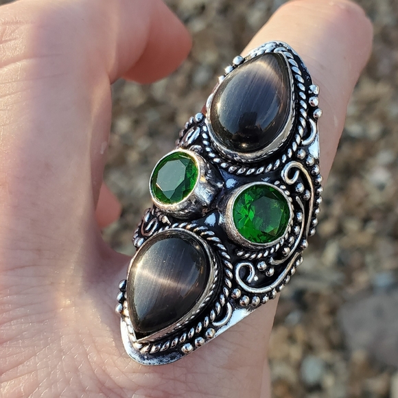 New Cat Eye & Peridot Silver Statement Ring. - Picture 10 of 16